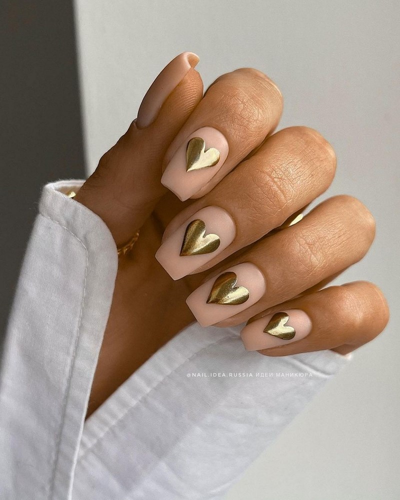 Золотой маникюр 2026 – бесподобные дизайны «золотых» ногтей с фото-примерами