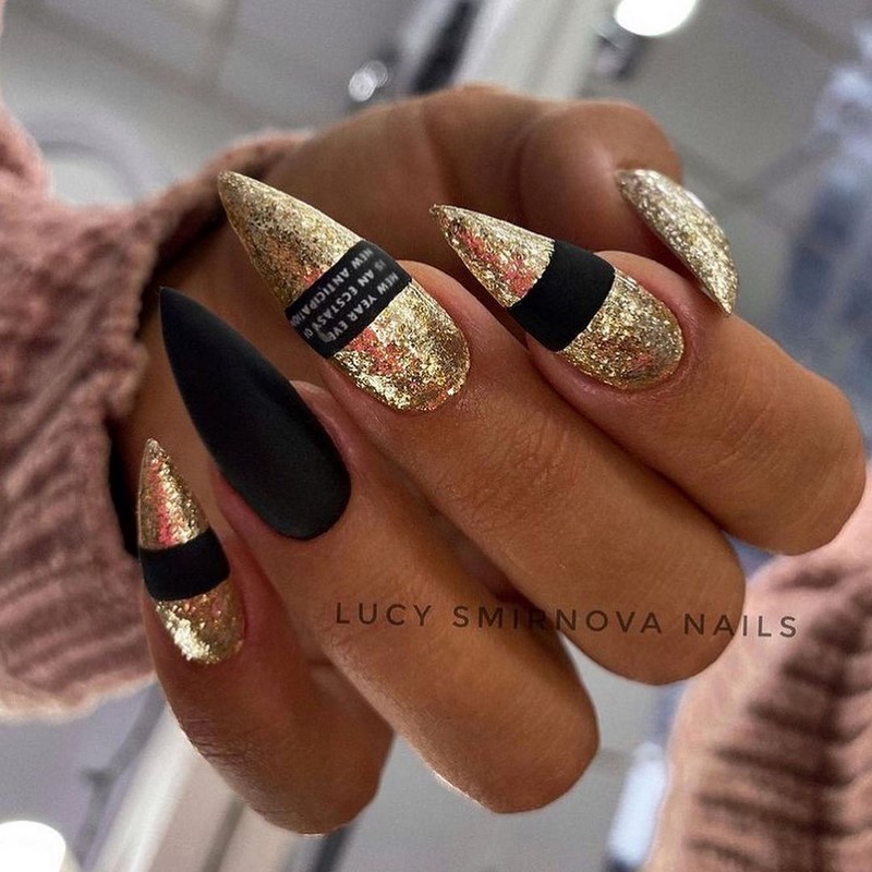 Золотой маникюр 2026 – бесподобные дизайны «золотых» ногтей с фото-примерами