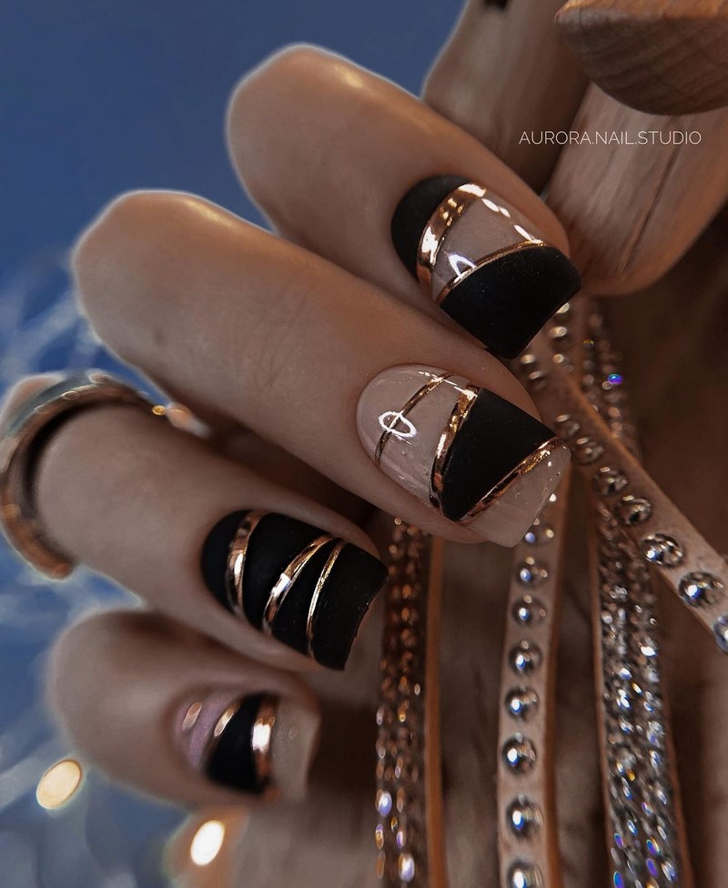 Золотой маникюр 2026 – бесподобные дизайны «золотых» ногтей с фото-примерами