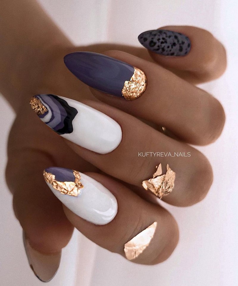 Золотой маникюр 2026 – бесподобные дизайны «золотых» ногтей с фото-примерами