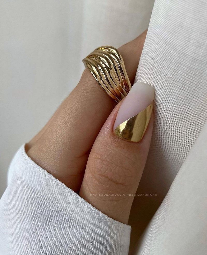 Золотой маникюр 2026 – бесподобные дизайны «золотых» ногтей с фото-примерами