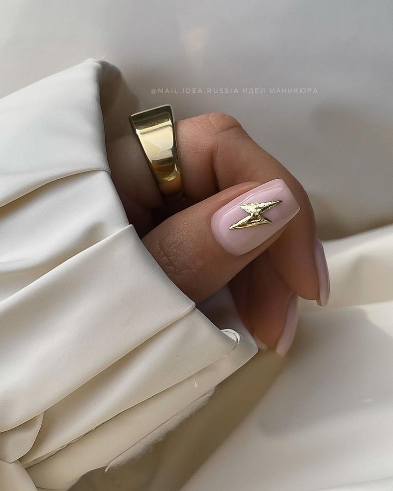 Золотой маникюр 2026 – бесподобные дизайны «золотых» ногтей с фото-примерами