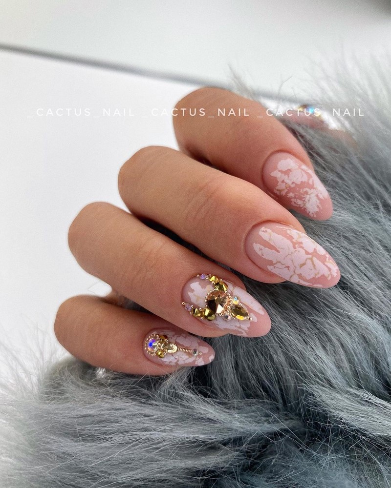 Золотой маникюр 2026 – бесподобные дизайны «золотых» ногтей с фото-примерами