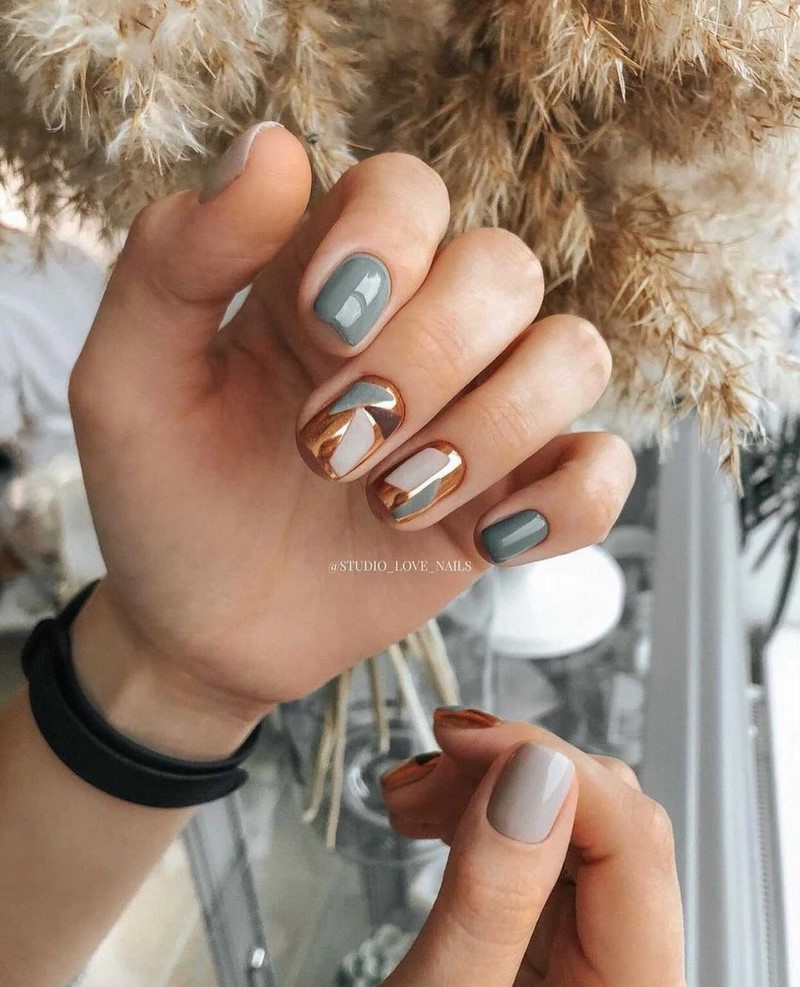 Золотой маникюр 2026 – бесподобные дизайны «золотых» ногтей с фото-примерами