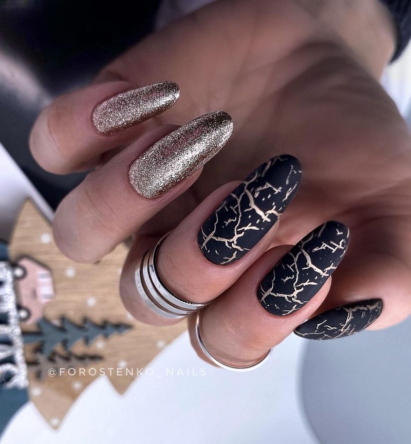 Золотой маникюр 2026 – бесподобные дизайны «золотых» ногтей с фото-примерами