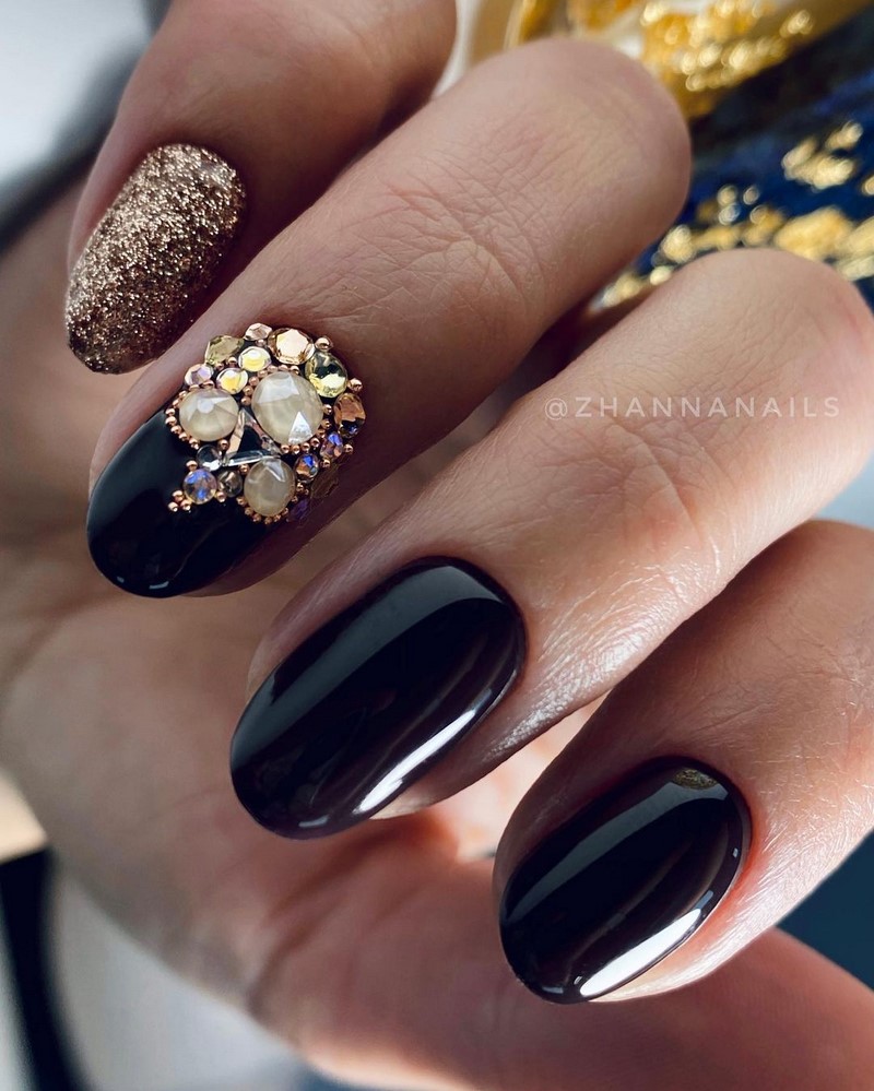 Золотой маникюр 2026 – бесподобные дизайны «золотых» ногтей с фото-примерами