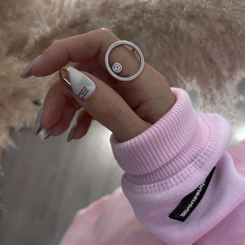 Золотой маникюр 2026 – бесподобные дизайны «золотых» ногтей с фото-примерами