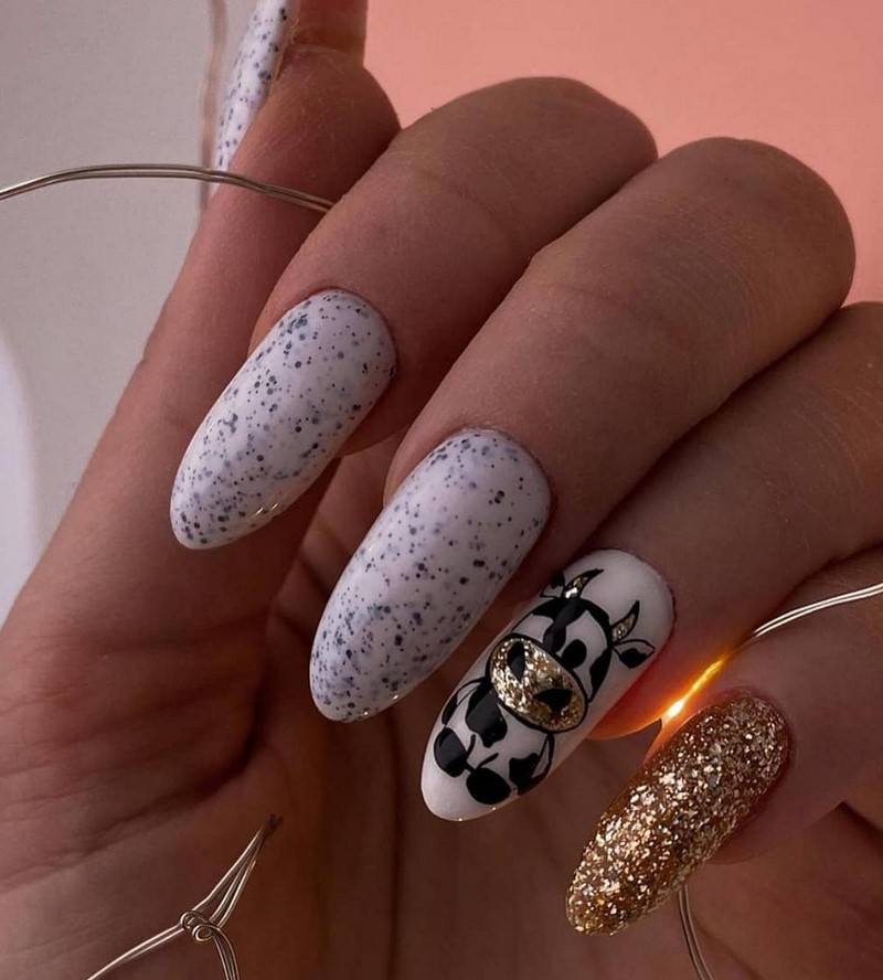 Золотой маникюр 2026 – бесподобные дизайны «золотых» ногтей с фото-примерами