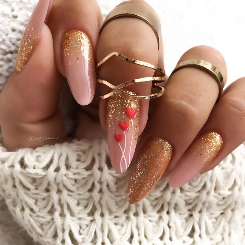 Золотой маникюр 2026 – бесподобные дизайны «золотых» ногтей с фото-примерами