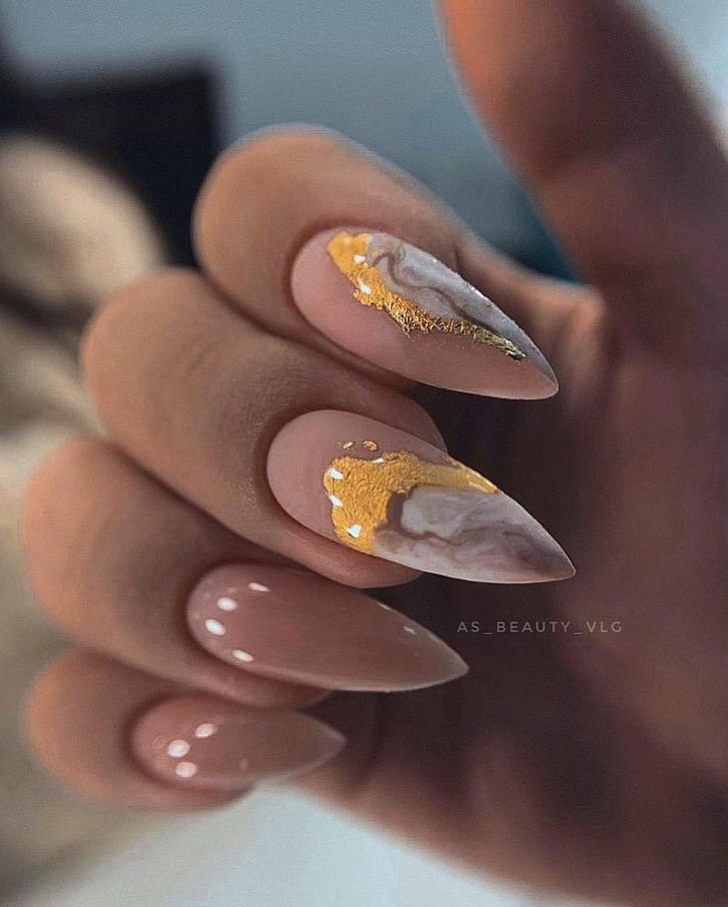 Золотой маникюр 2026 – бесподобные дизайны «золотых» ногтей с фото-примерами
