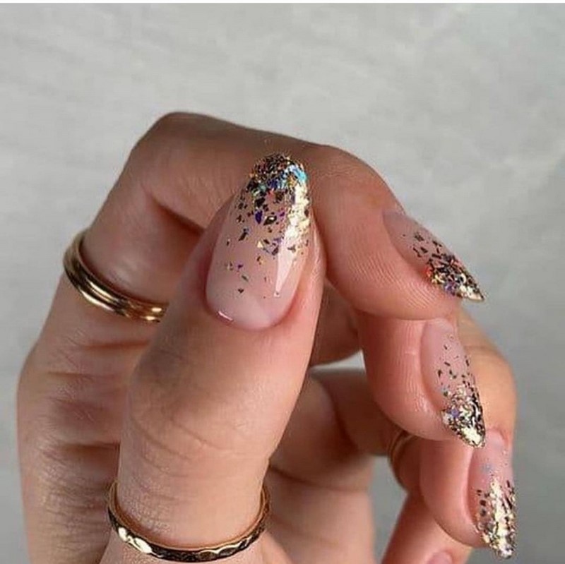 Золотой маникюр 2026 – бесподобные дизайны «золотых» ногтей с фото-примерами