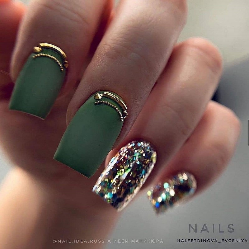 Золотой маникюр 2026 – бесподобные дизайны «золотых» ногтей с фото-примерами