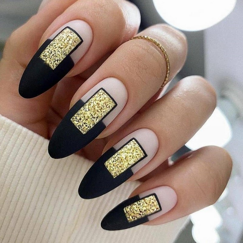 Золотой маникюр 2026 – бесподобные дизайны «золотых» ногтей с фото-примерами