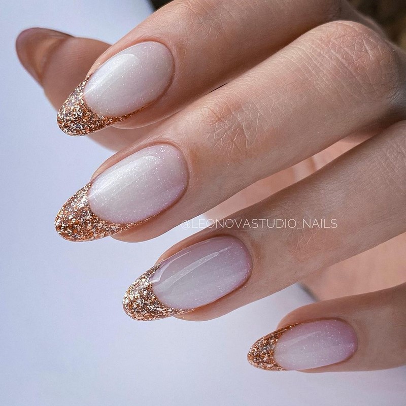 Золотой маникюр 2026 – бесподобные дизайны «золотых» ногтей с фото-примерами