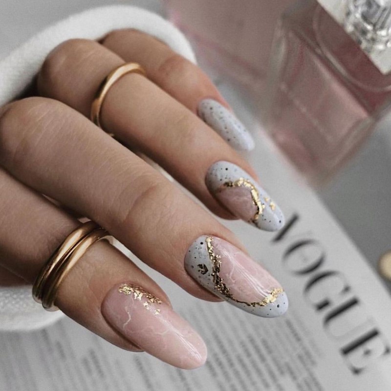 Золотой маникюр 2026 – бесподобные дизайны «золотых» ногтей с фото-примерами