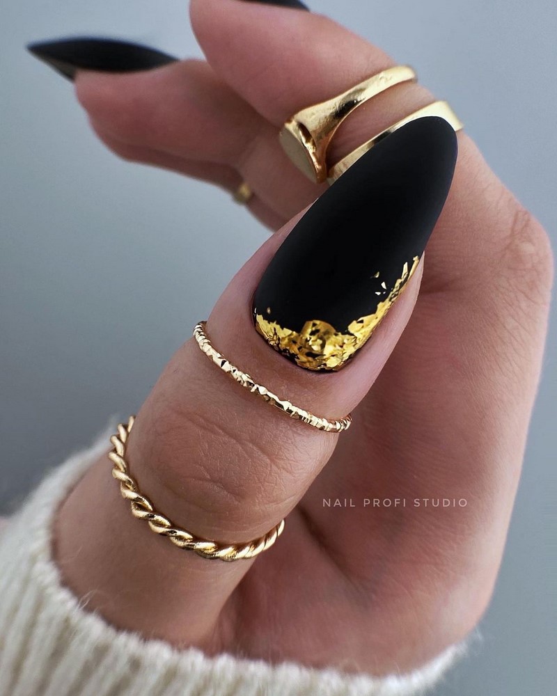 Золотой маникюр 2026 – бесподобные дизайны «золотых» ногтей с фото-примерами