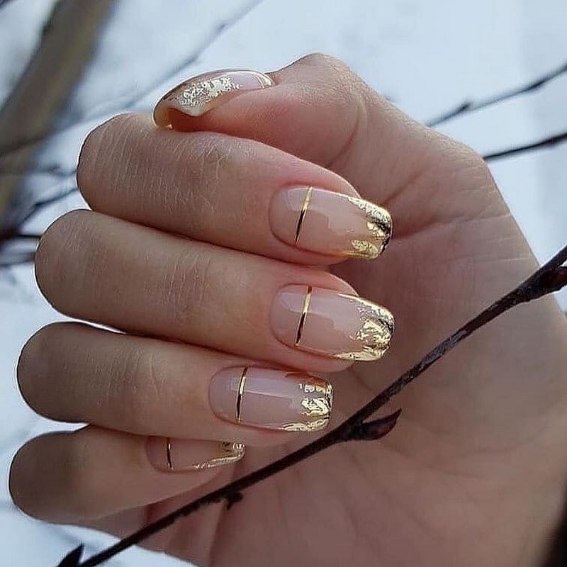 Золотой маникюр 2026 – бесподобные дизайны «золотых» ногтей с фото-примерами