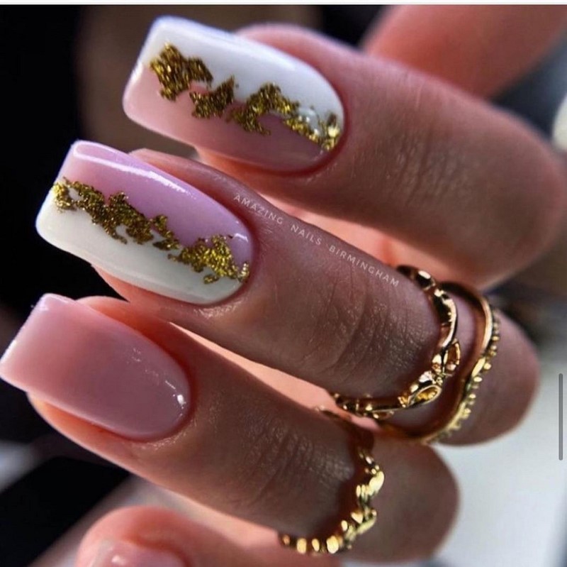 Золотой маникюр 2026 – бесподобные дизайны «золотых» ногтей с фото-примерами