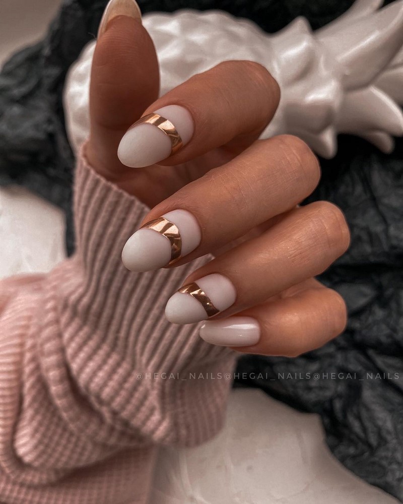 Золотой маникюр 2026 – бесподобные дизайны «золотых» ногтей с фото-примерами