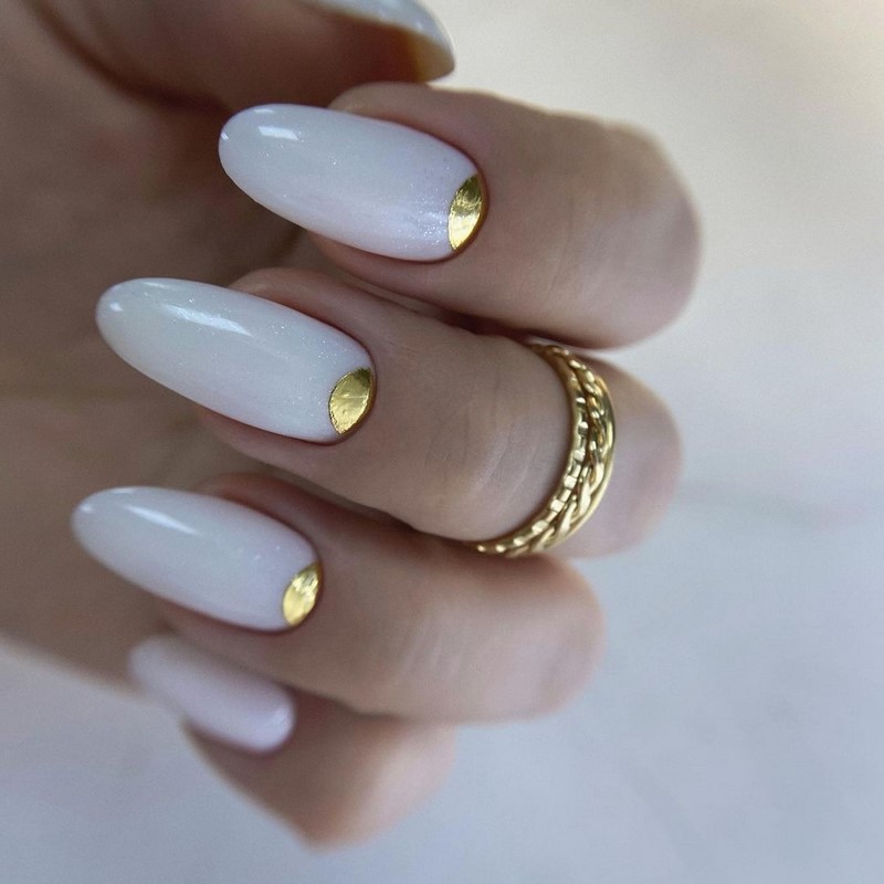 Золотой маникюр 2026 – бесподобные дизайны «золотых» ногтей с фото-примерами