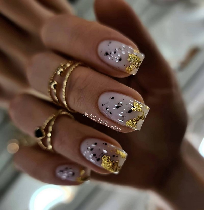 Золотой маникюр 2026 – бесподобные дизайны «золотых» ногтей с фото-примерами