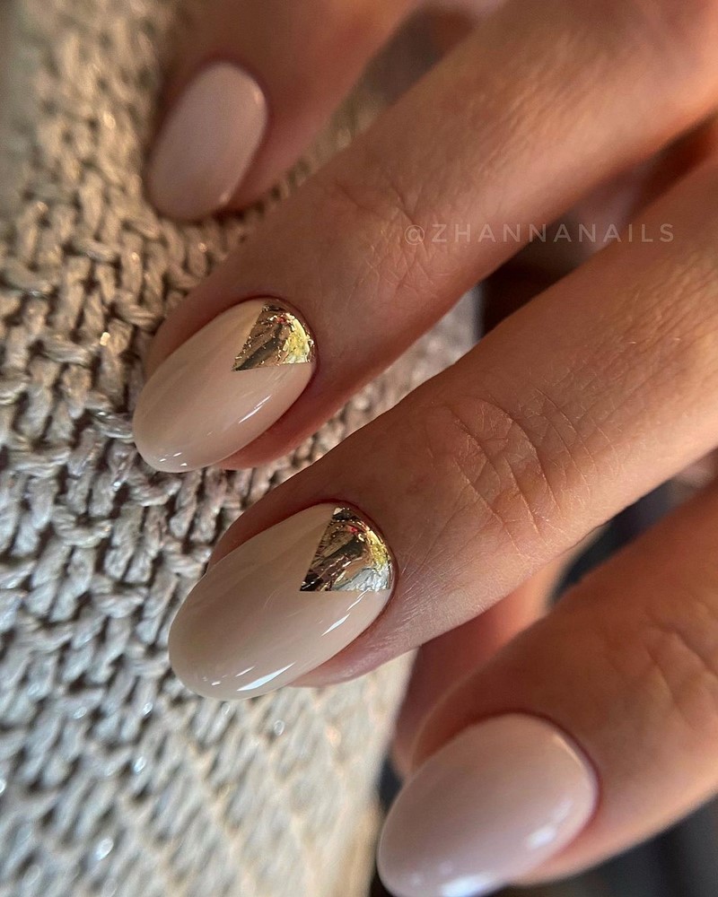 Золотой маникюр 2026 – бесподобные дизайны «золотых» ногтей с фото-примерами