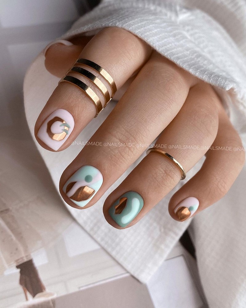 Золотой маникюр 2026 – бесподобные дизайны «золотых» ногтей с фото-примерами