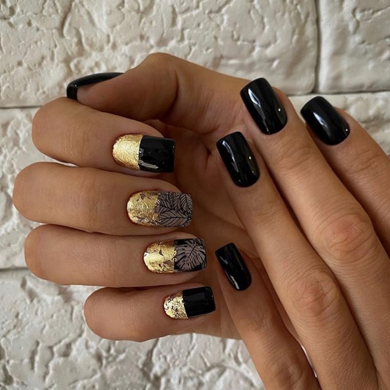 Золотой маникюр 2026 – бесподобные дизайны «золотых» ногтей с фото-примерами