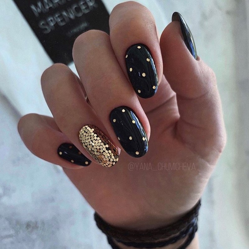 Золотой маникюр 2026 – бесподобные дизайны «золотых» ногтей с фото-примерами