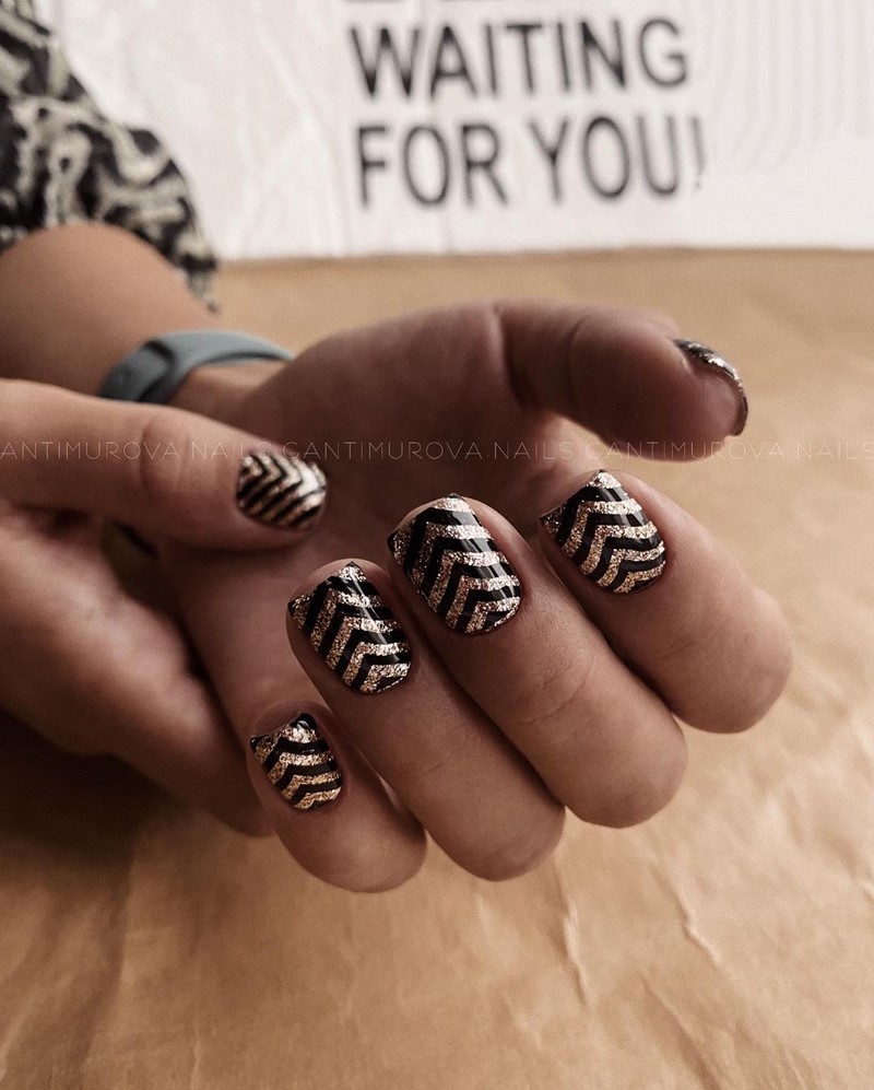 Золотой маникюр 2026 – бесподобные дизайны «золотых» ногтей с фото-примерами