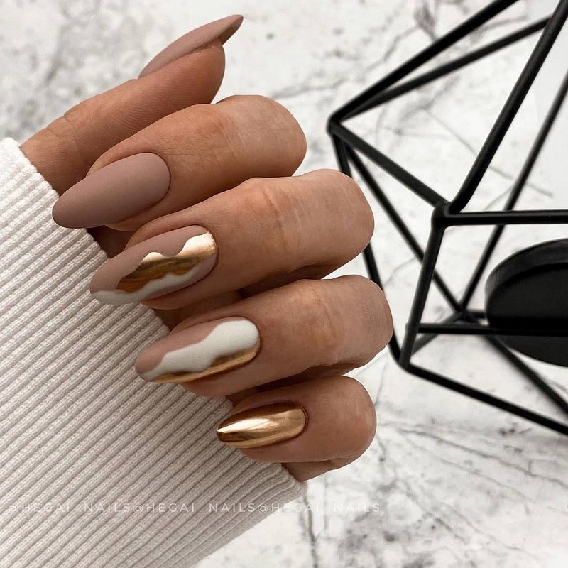 Золотой маникюр 2026 – бесподобные дизайны «золотых» ногтей с фото-примерами