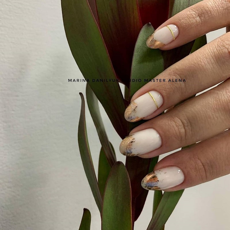 Золотой маникюр 2026 – бесподобные дизайны «золотых» ногтей с фото-примерами