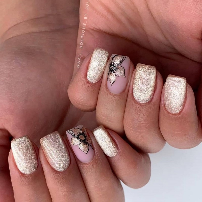 Золотой маникюр 2026 – бесподобные дизайны «золотых» ногтей с фото-примерами