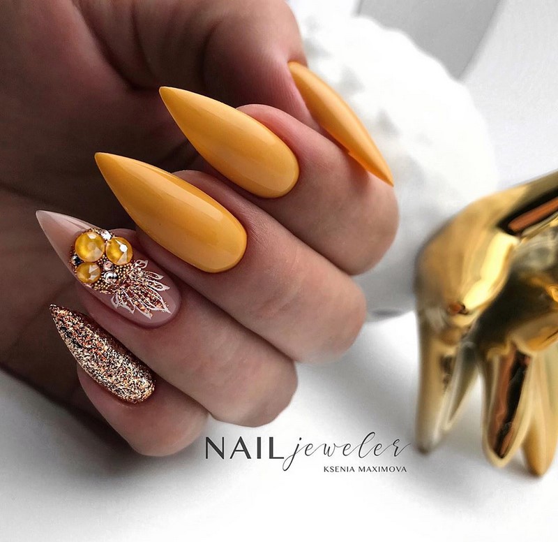 Золотой маникюр 2026 – бесподобные дизайны «золотых» ногтей с фото-примерами