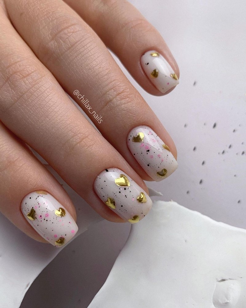 Золотой маникюр 2026 – бесподобные дизайны «золотых» ногтей с фото-примерами