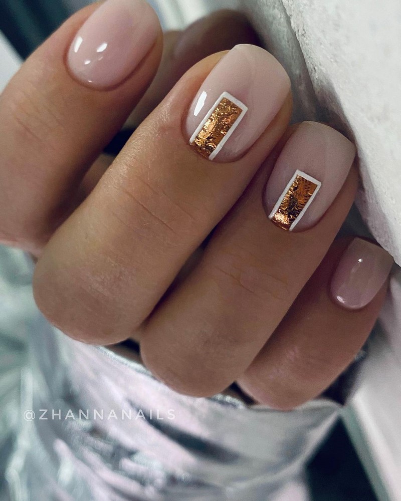 Золотой маникюр 2026 – бесподобные дизайны «золотых» ногтей с фото-примерами