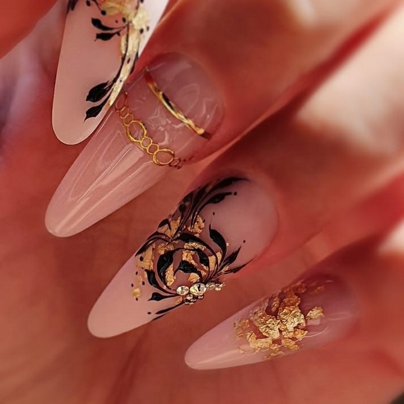 Золотой маникюр 2026 – бесподобные дизайны «золотых» ногтей с фото-примерами