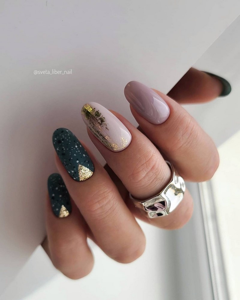 Золотой маникюр 2026 – бесподобные дизайны «золотых» ногтей с фото-примерами