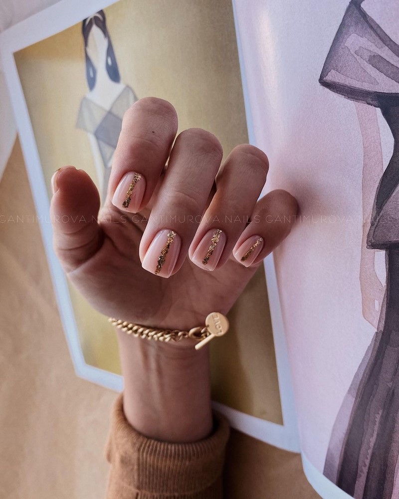 Золотой маникюр 2026 – бесподобные дизайны «золотых» ногтей с фото-примерами