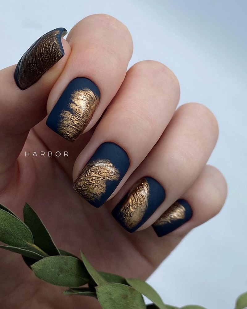 Золотой маникюр 2026 – бесподобные дизайны «золотых» ногтей с фото-примерами