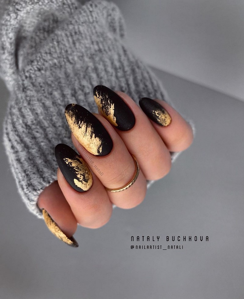Золотой маникюр 2026 – бесподобные дизайны «золотых» ногтей с фото-примерами