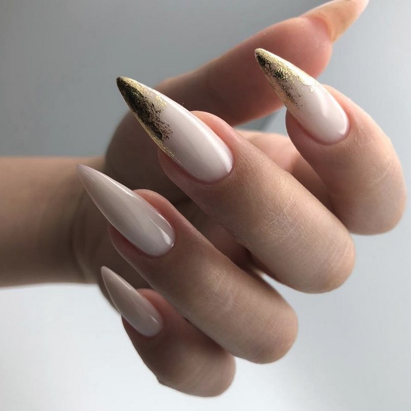 Золотой маникюр 2026 – бесподобные дизайны «золотых» ногтей с фото-примерами