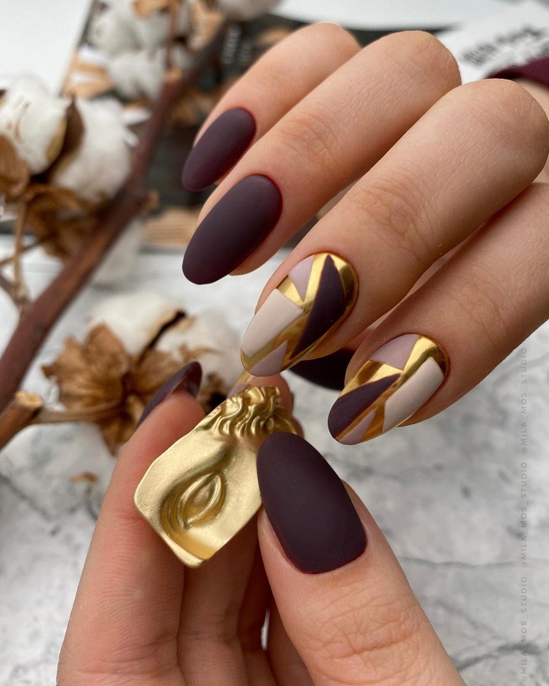 Золотой маникюр 2026 – бесподобные дизайны «золотых» ногтей с фото-примерами