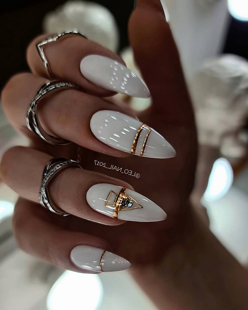 Золотой маникюр 2026 – бесподобные дизайны «золотых» ногтей с фото-примерами