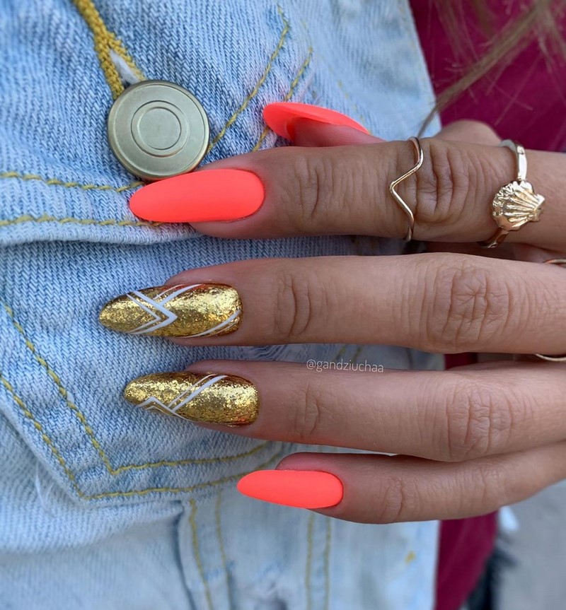 Золотой маникюр 2026 – бесподобные дизайны «золотых» ногтей с фото-примерами