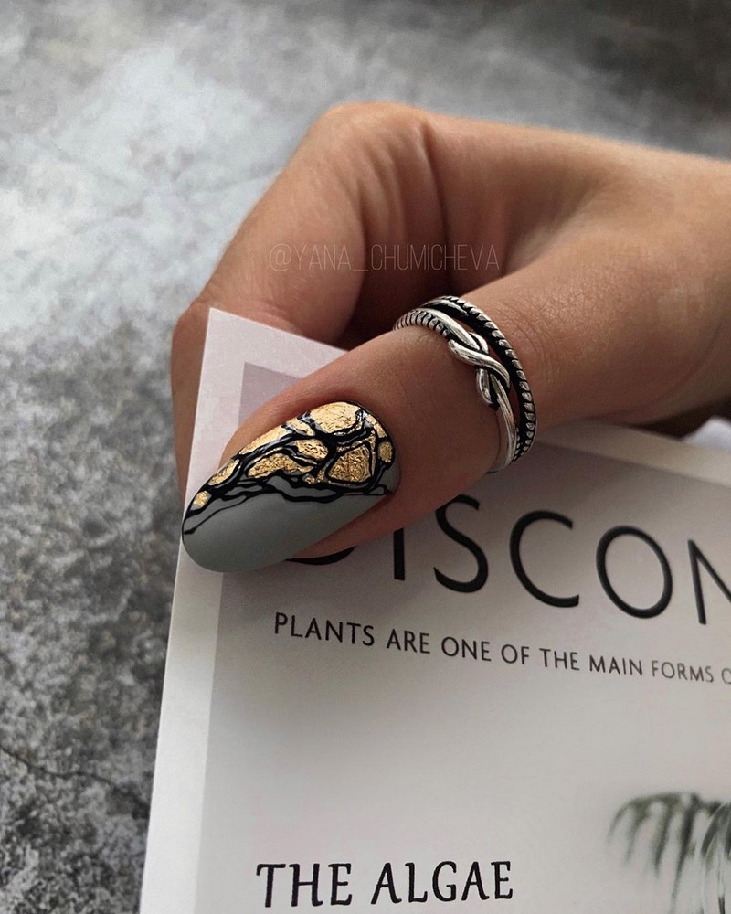 Золотой маникюр 2026 – бесподобные дизайны «золотых» ногтей с фото-примерами