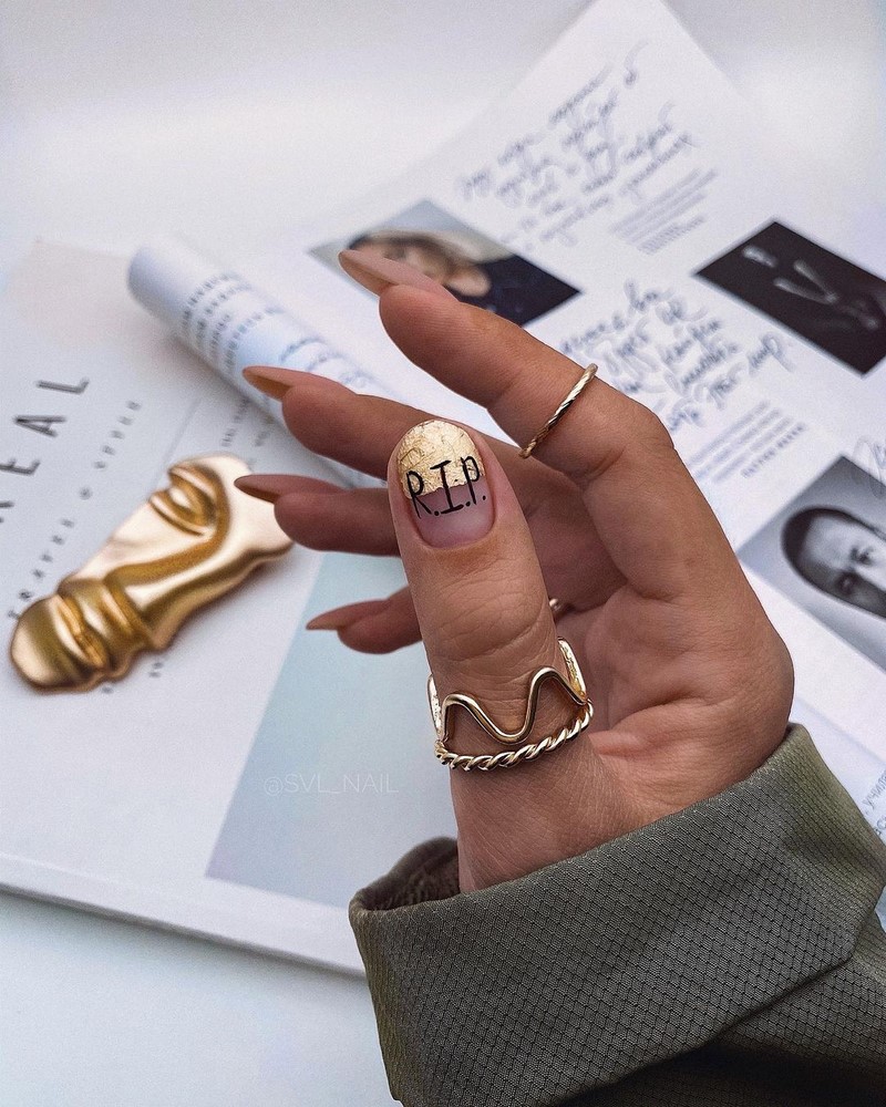 Золотой маникюр 2026 – бесподобные дизайны «золотых» ногтей с фото-примерами