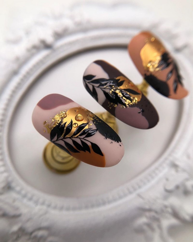 Золотой маникюр 2026 – бесподобные дизайны «золотых» ногтей с фото-примерами