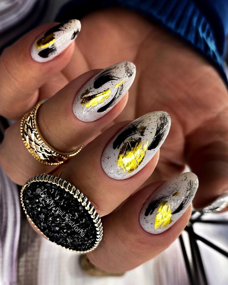 Золотой маникюр 2026 – бесподобные дизайны «золотых» ногтей с фото-примерами