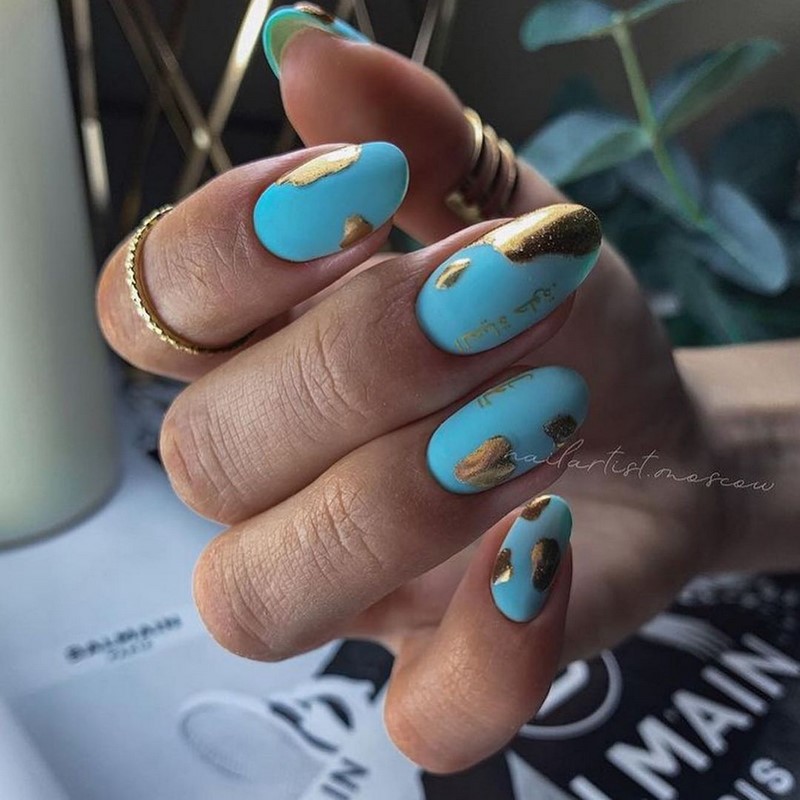 Золотой маникюр 2026 – бесподобные дизайны «золотых» ногтей с фото-примерами